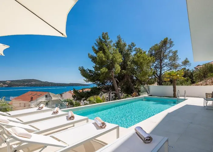 Adria View With Heated Pool I 트로기르