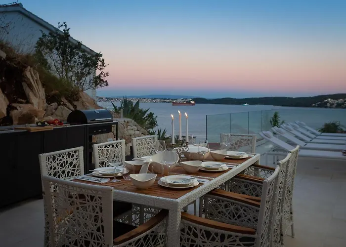 Adria View With Heated Pool I 트로기르