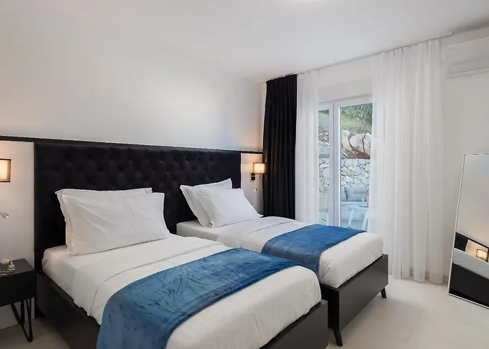 Adria View With Heated Pool I * 트로기르