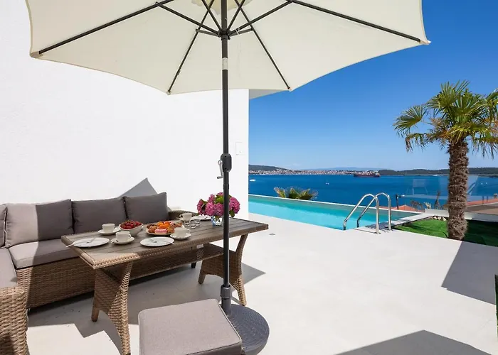 Adria View With Heated Pool I トロギール