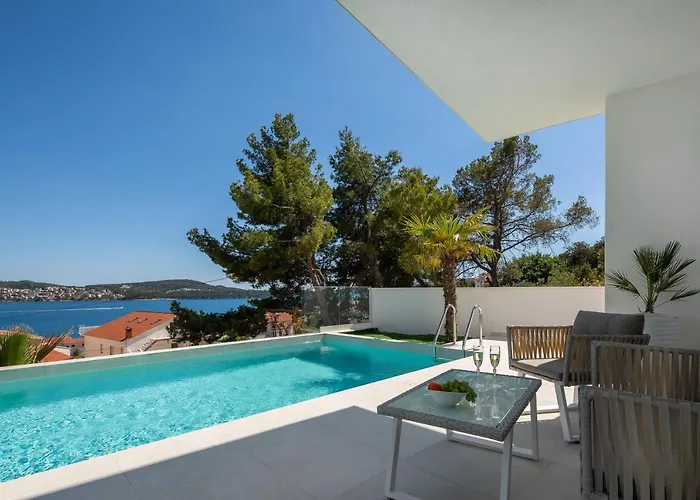 Adria View With Heated Pool I * トロギール